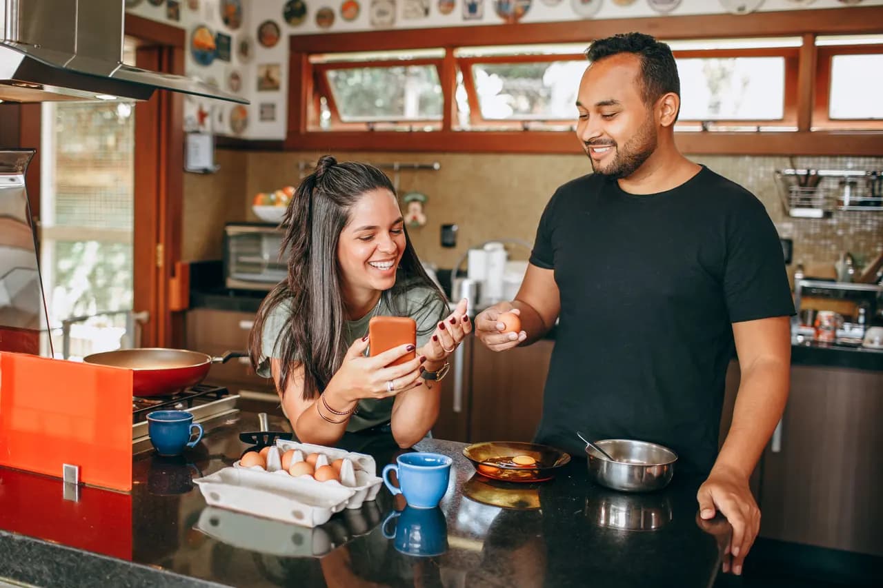 Lucía and Marco cracking eggs in São Paulo